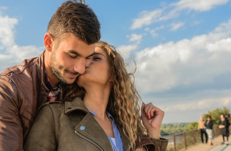 Was bedeutet ein Kuss auf die Stirn? Die Bedeutung einer liebevollen Geste
